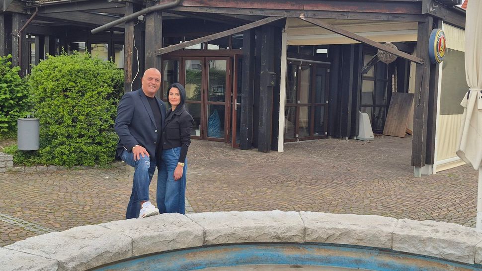 Olly & Suna Caydan vor dem Café am Kreuz